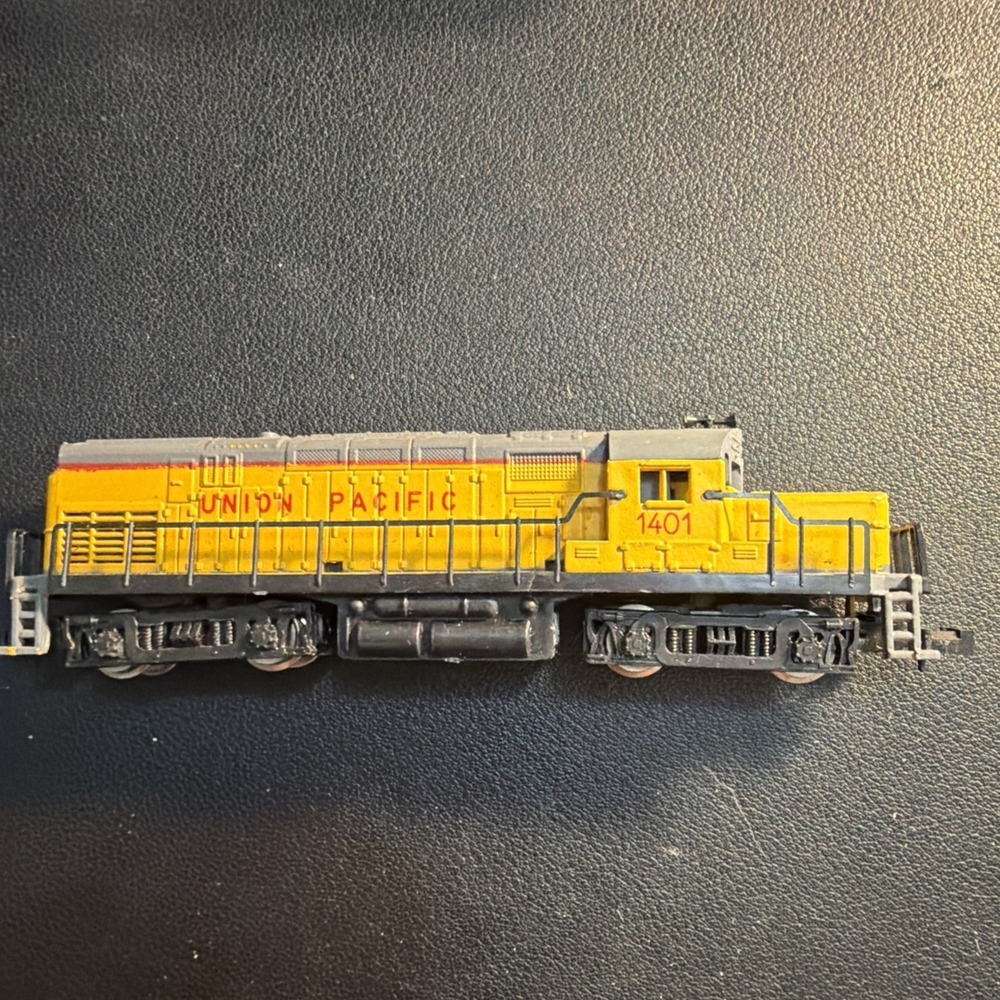 N Scale Atlas 4729 Union Pacific EMD GP30 Diesel Locomotive UP #1401